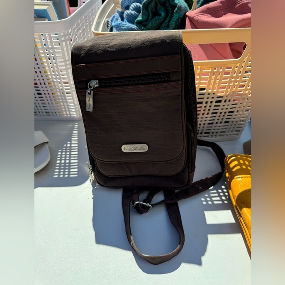 New condition Baggallini purse. Would be great for travel! Never used. - Picture 1 of 4